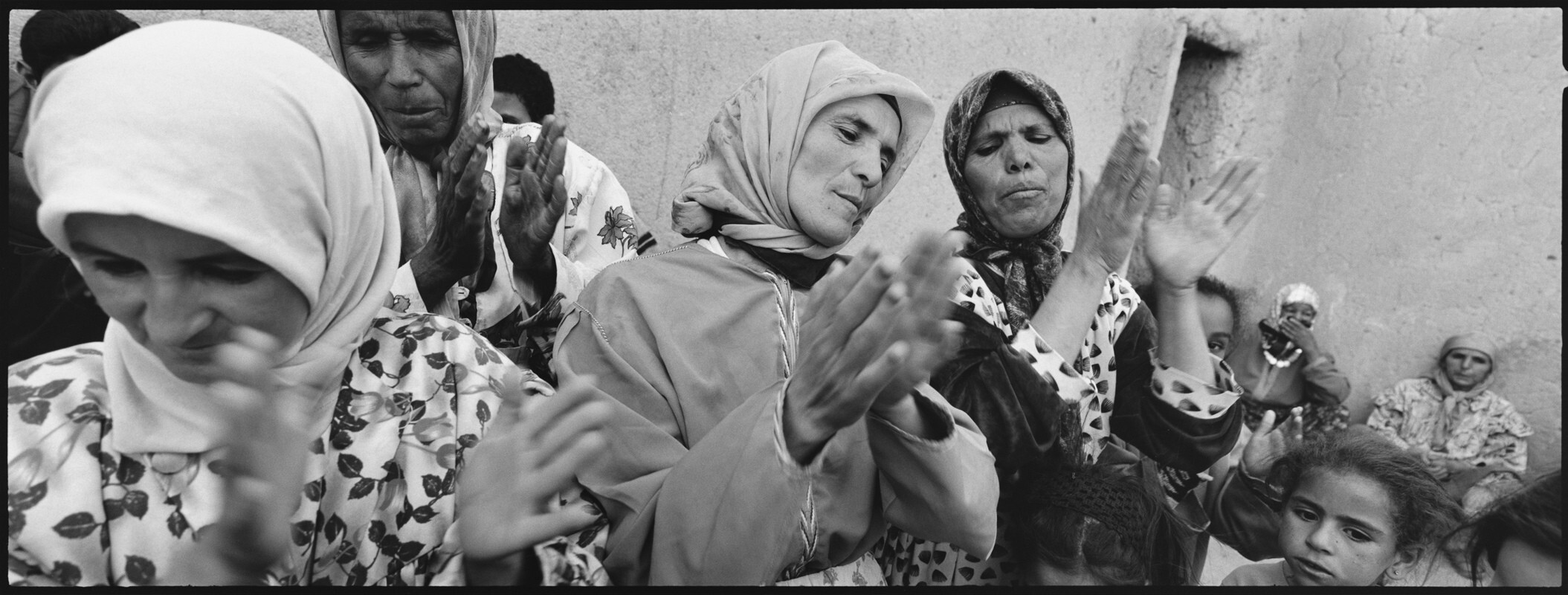Жители деревни, фильм Вавилон, деревня недалеко от Уарзазата, Марокко, 2005 г. За кулисами. Фотограф Мэри Эллен Марк