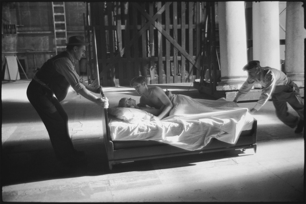 Карен Блэк и Уильям Атертон переезжают в другое место на съемочной площадке. День саранчи, Лос-Анджелес, Калифорния, 1974 год. За кулисами. Фотограф Мэри Эллен Марк
