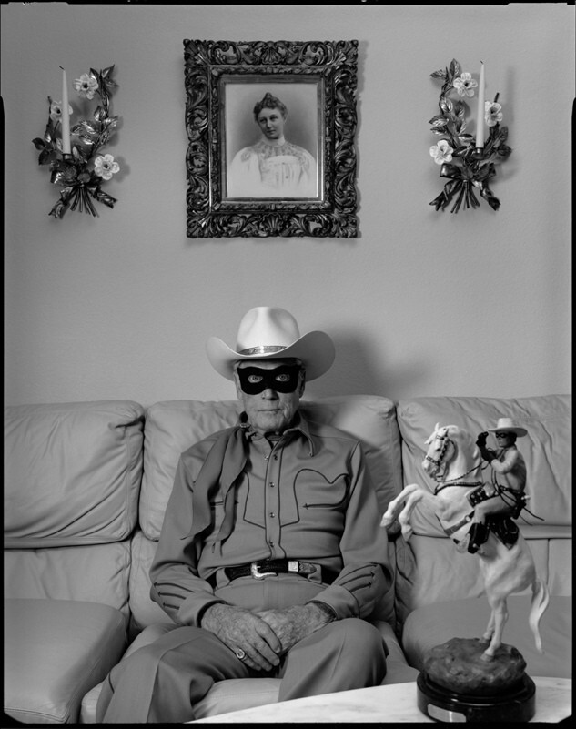 Клейтон Мур, телесериал Одинокий рейнджер, дома в Лос-Анджелес, Калифорния, США, 1992 год. За кулисами. Фотограф Мэри Эллен Марк