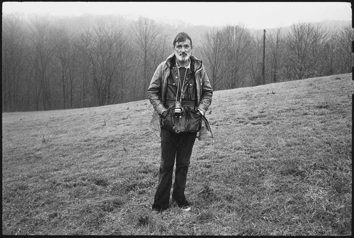 Конрад Холл работает под дождем во время съемок фильма Марафонец, резервация Паунд-Ридж, Нью-Йорк, 1975 год. За кулисами. Фотограф Мэри Эллен Марк