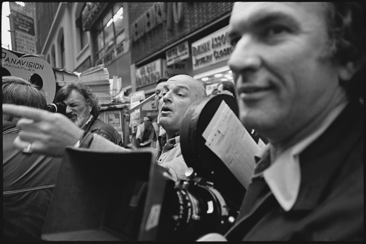 Конрад Холл, Джон Шлезингер и продюсер Сидни Бекерман на съемках фильма на 47-й улице. Марафонец, Манхэттен, Нью-Йорк, 1975 год. За кулисами. Фотограф Мэри Эллен Марк