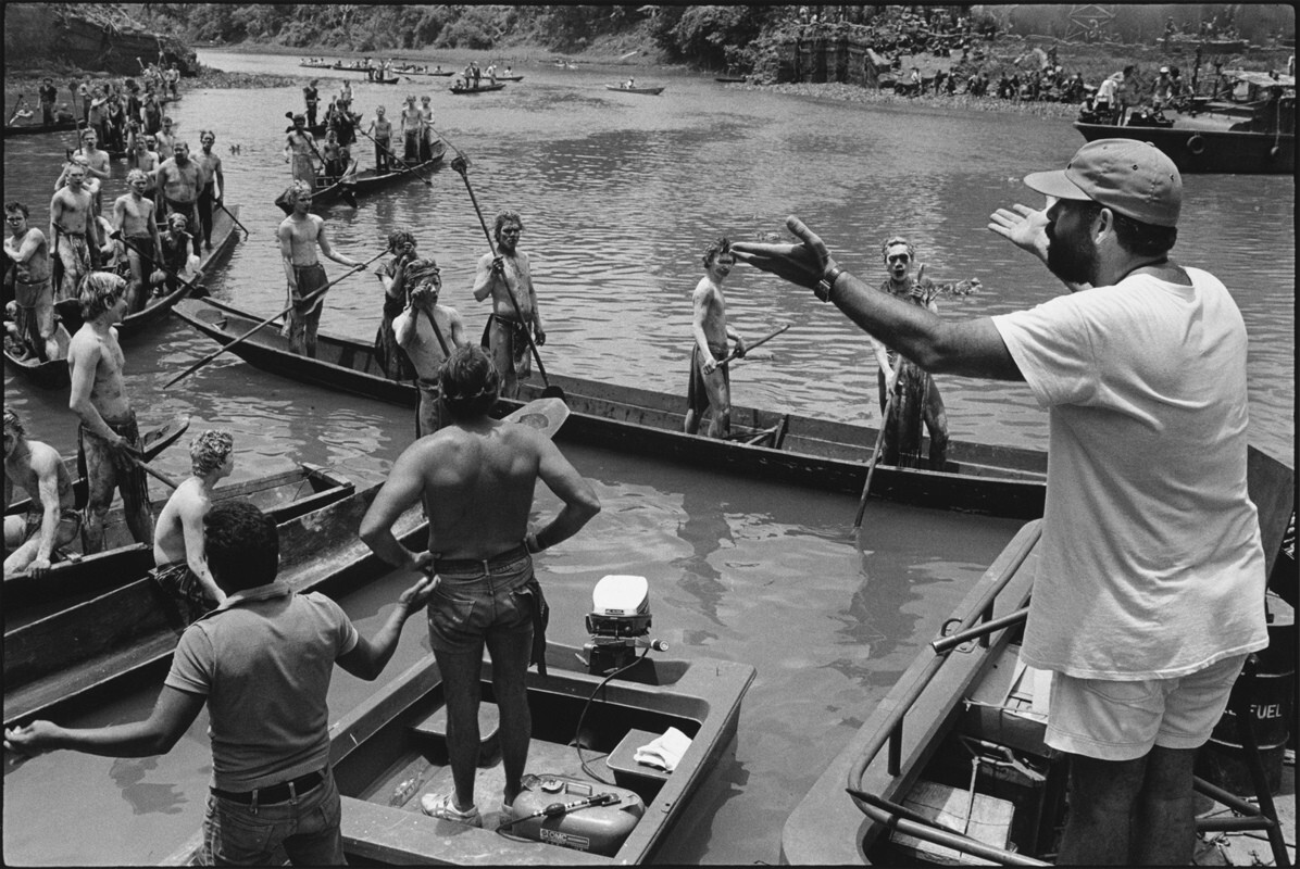 Коппола организует группу статистов. Апокалипсис сегодня, Пагсанджан, Филиппины, 1976 г. За кулисами. Фотограф Мэри Эллен Марк