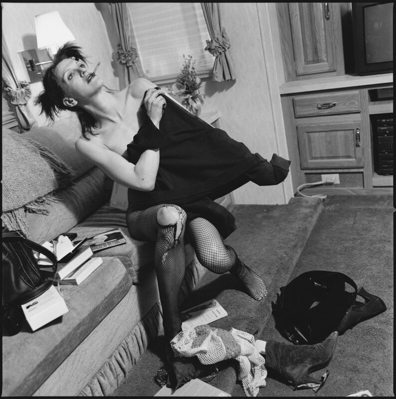 Кортни Лав в своем трейлере. Она играет жену Ларри Флинта, издателя журнала Hustler. Народ против Ларри Флинта, Мемфис, Теннесси, 1996 г. За кулисами. Фотограф Мэри Эллен Марк