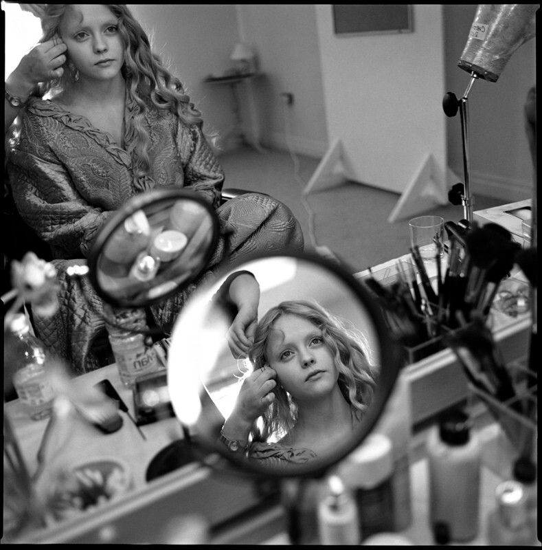 Кристина Риччи в своей гримерке. Сонная лощина, Англия, 1999 г. За кулисами. Фотограф Мэри Эллен Марк