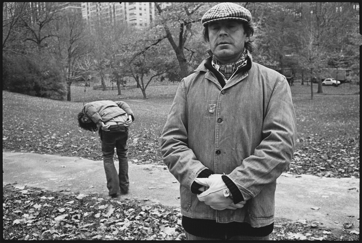 Трит Уильямса, слоняющийся за Милошем Форманом в Центральном парке, фильм Волосы, Нью-Йорк, 1978 год. За кулисами. Фотограф Мэри Эллен Марк
