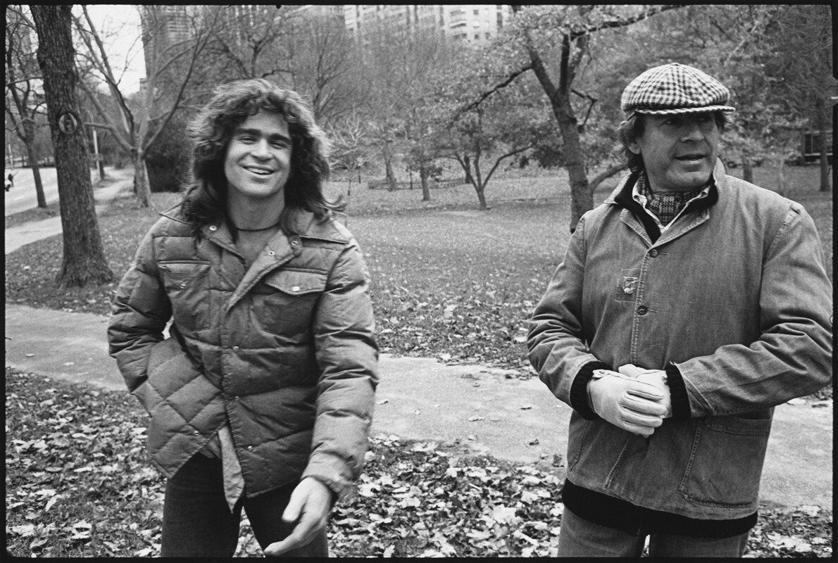 Трит Уильямса, слоняющийся за Милошем Форманом в Центральном парке, фильм Волосы, Нью-Йорк, 1978 год. За кулисами. Фотограф Мэри Эллен Марк