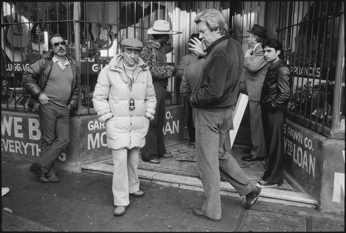 Луи Малле с Дональдом Сазерлендом перед ломбардом. Персонаж Сазерленда замышляет ограбление Крекерс, Сан-Франциско, Калифорния, 1982 год. За кулисами. Фотограф Мэри Эллен Марк