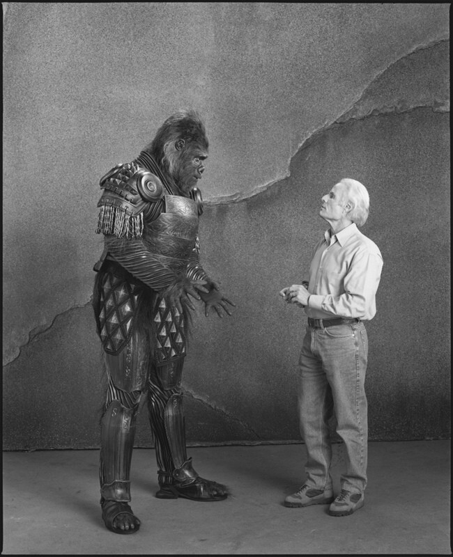 Майкл Кларк Дункан в костюме свирепого воина Аттара с Ричардом Д. Зануком. Планета обезьян, Лос-Анджелес, Калифорния, 2001 г. За кулисами. Фотограф Мэри Эллен Марк
