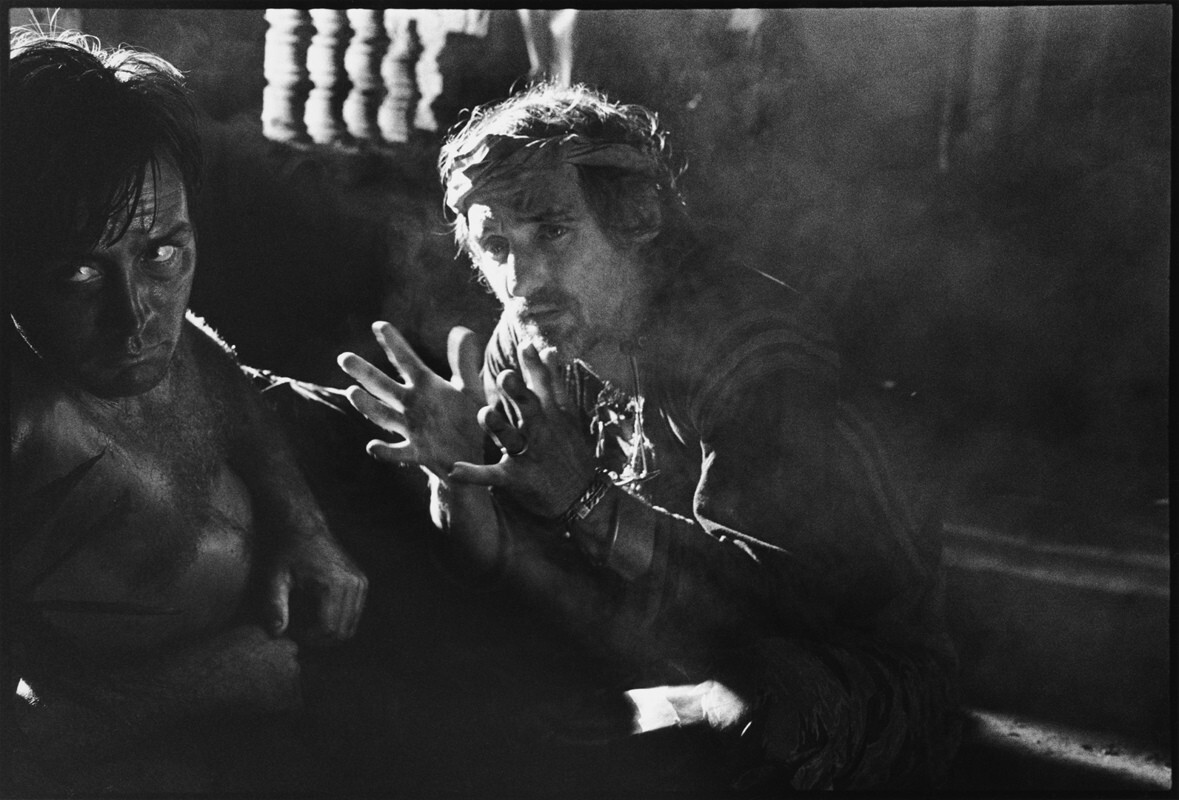 Мартин Шин и Деннис Хоппер репетируют сцену. Апокалипсис сегодня, Пагсанджан, Филиппины, 1976 г. За кулисами  Мэри Эллен Марк