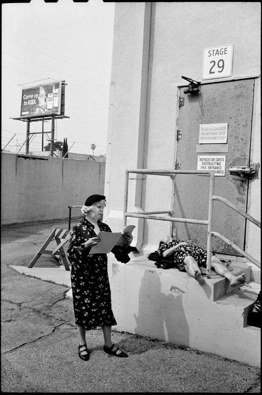 Массовка в костюмах 1930-х годов ждет у звуковой сцены на заднем дворе студии. День саранчи, Лос-Анджелес, Калифорния, 1974 год. За кулисами. Фотограф Мэри Эллен Марк
