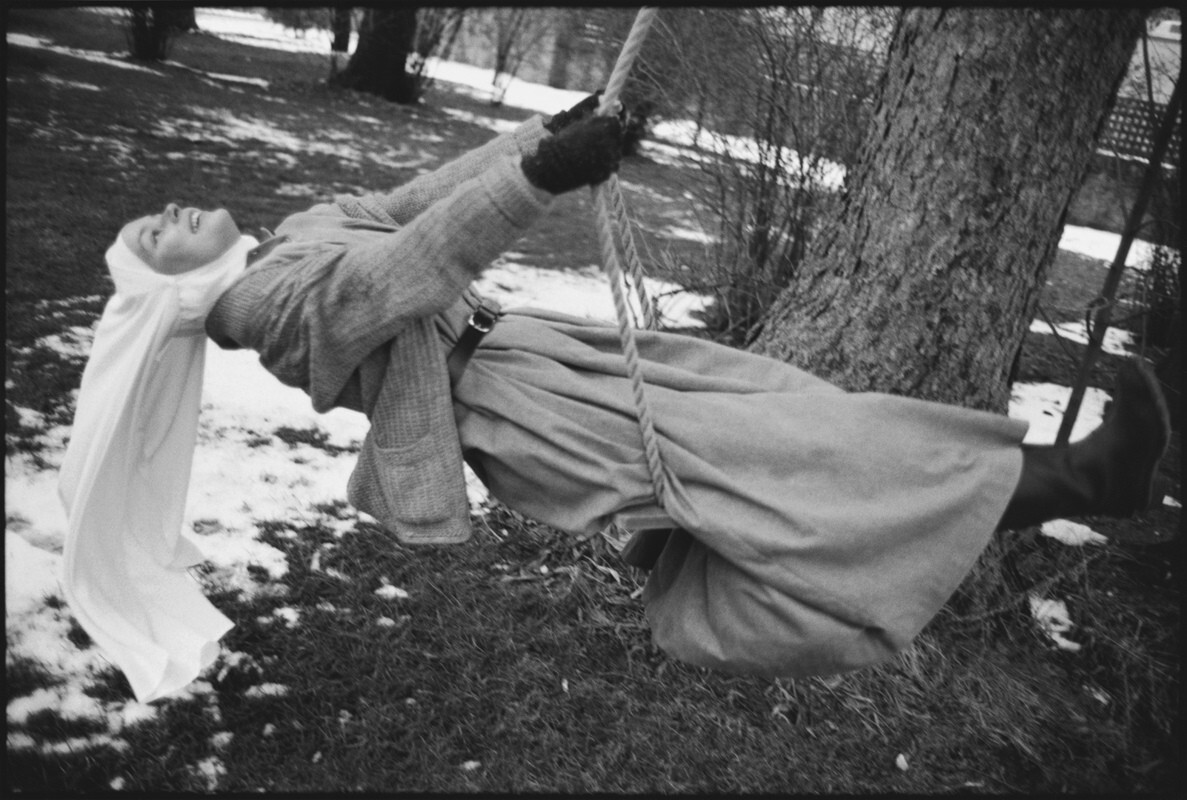 Мег Тилли в костюме на монастырских качелях. Агнец божий, Торонто, Канада, 1984 год. За кулисами. Фотограф Мэри Эллен Марк