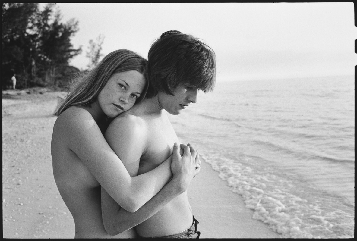 Мелани Гриффит со своим бойфрендом Доном Джонсоном на пляже во время перерыва в съемках. Ночные ходы, остров Санибел, Флорида, 1973 год. За кулисами. Фотограф Мэри Эллен Марк