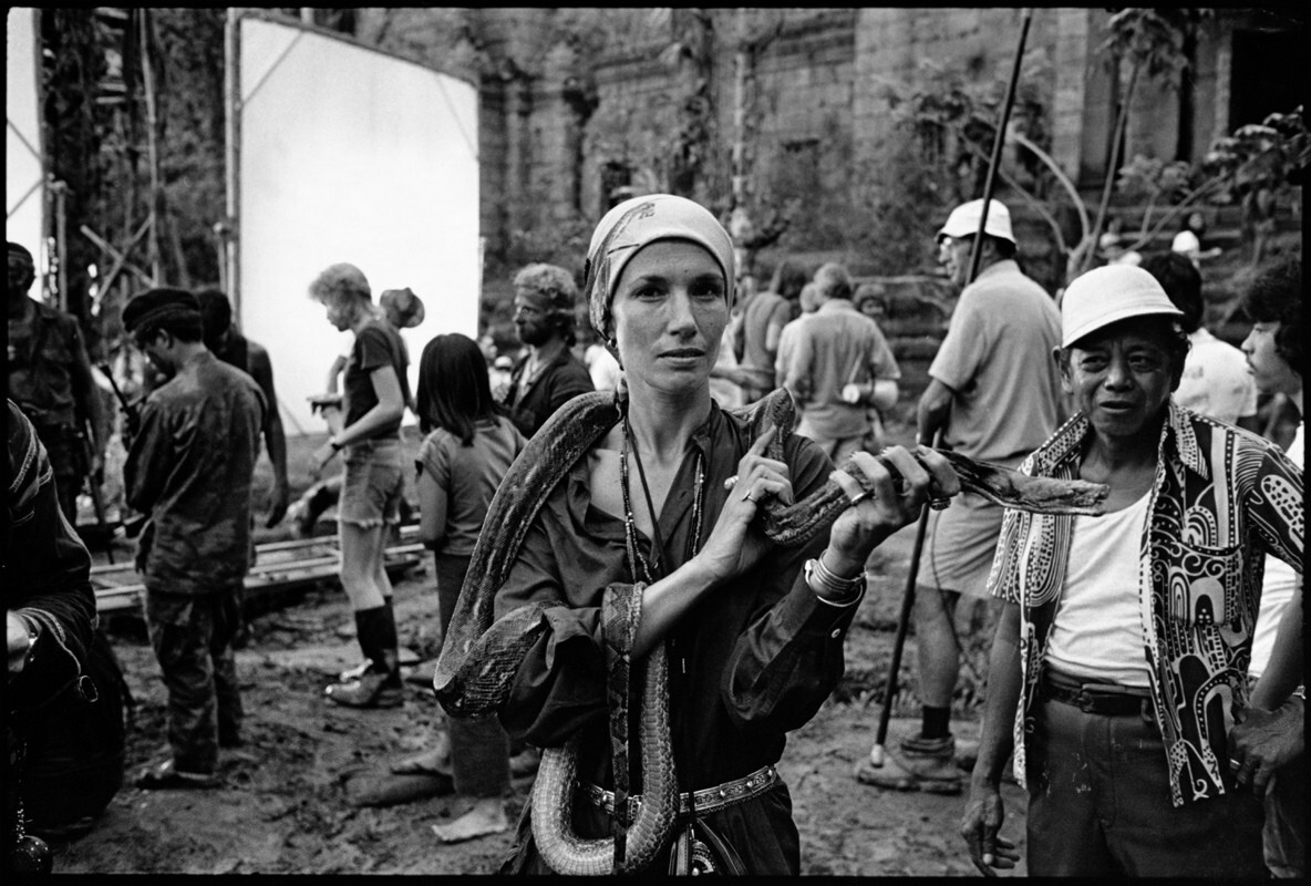 Мэри Эллен Марк со змеей, Апокалипсис сегодня, Пагсанджан, Филиппины, 1976 г. За кулисами. Фотограф Мэри Эллен Марк