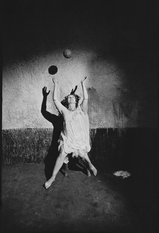 Один из сотен статистов фильма репетирует сцену Сатирикон, Рим, Италия, 1969 г. За кулисами. Фотограф Мэри Эллен Марк