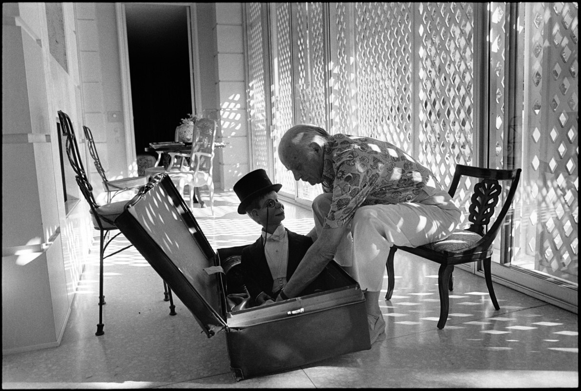 Отмеченный наградами актер и чревовещатель Эдгар Берген достает из чемодана своего друга Чарли Маккарти. Лос-Анджелес, Калифорния, 1978 год. За кулисами. Фотограф Мэри Эллен Марк