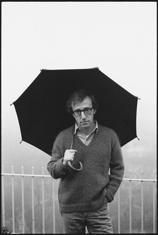 Режиссер Вуди Аллен на своем балконе Манхэттен, Нью-Йорк, 1979 год. За кулисами. Фотограф Мэри Эллен Марк