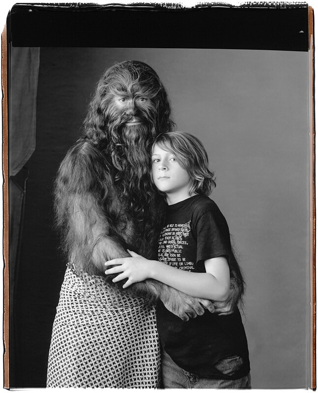 Роберт Дауни-младший в полном гриме со своим сыном Индио Steiner Studios, Бруклин, Нью-Йорк, 2005 г. За кулисами. Фотограф Мэри Эллен Марк