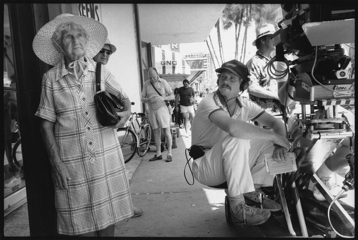 Рон Ховард смотрит на свою мать, Джин Спигл Ховард, массовку в доме престарелых рядом с бассейном, где хранятся инопланетные коконы. Кокон, Санкт-Петербург, Флорида, 1984 г. За кулисами. Фотограф Мэри Эллен Марк