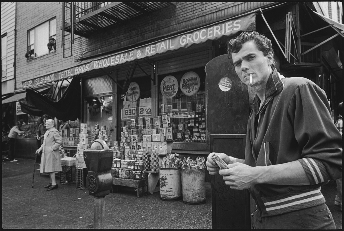 Рэй Шарки курит возле продуктового магазина в Бронксе во время съемок. Создатель кумиров, Бронкс, Нью-Йорк, 1980 год. За кулисами. Фотограф Мэри Эллен Марк