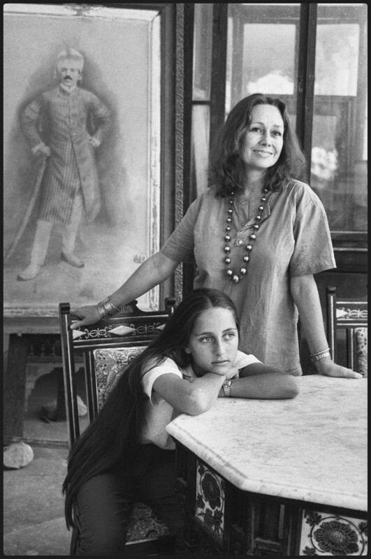 Санджана Капур на съемках во дворце со своей матерью Дженнифер Кендал для съемок фильма Жара и пыль. Хайдарабад, Андхра-Прадеш, Индия, 1982 г. За кулисами. Фотограф Мэри Эллен Марк