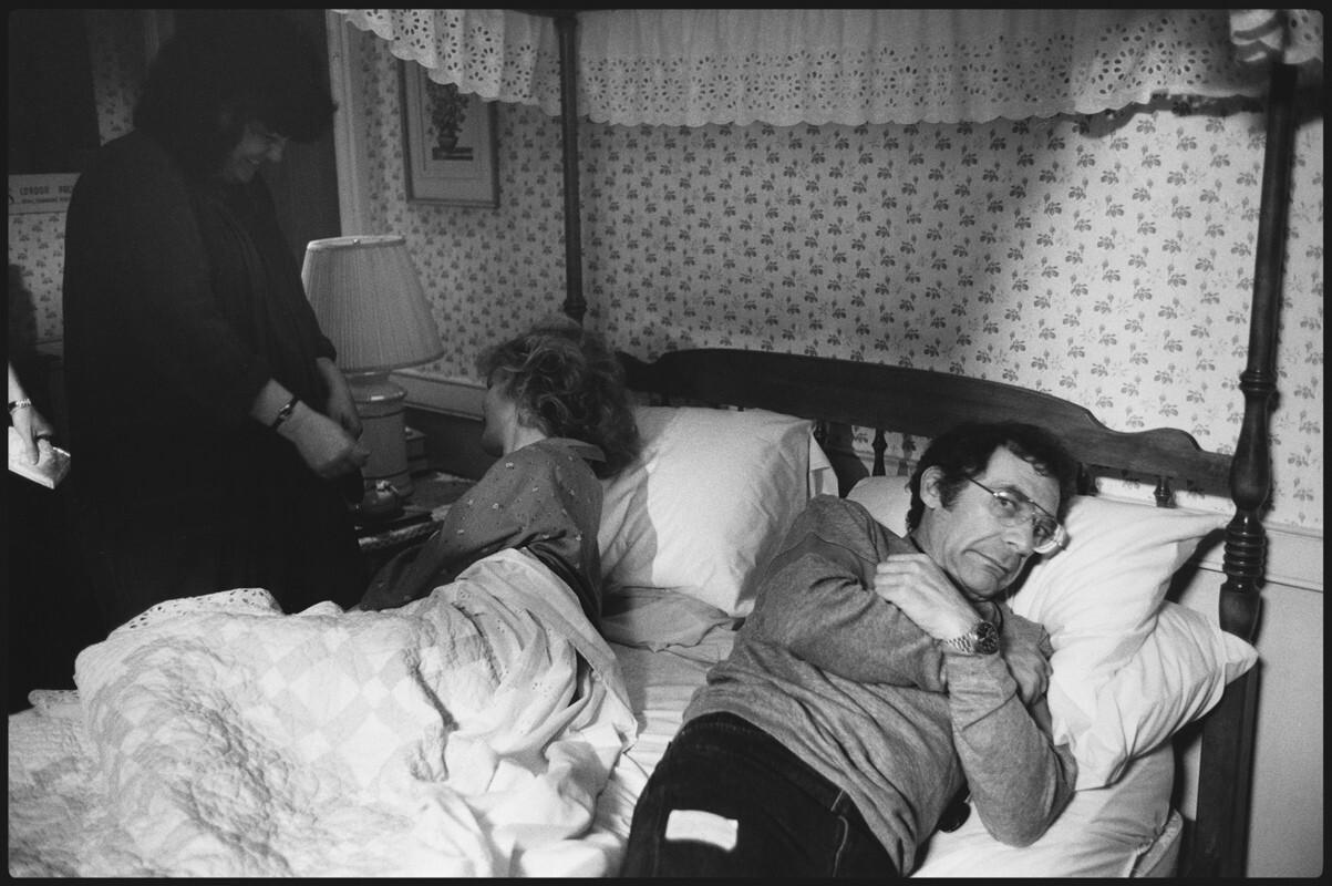 Сидни Поллак подражает Дастину Хоффману в постели между дублями Тутси, Херли, Нью-Йорк, 1982 г. За кулисами. Фотограф Мэри Эллен Марк