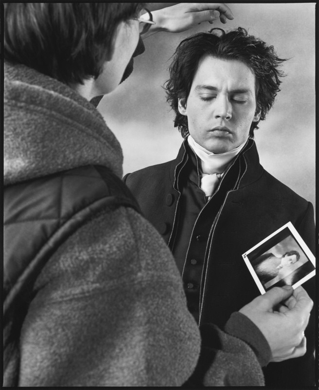 Стилист сверяет прическу Джонни Деппа с полароидным изображением его персонажа. Сонная лощина, Shepperton Studios, Англия, 1999 г. За кулисами. Фотограф Мэри Эллен Марк