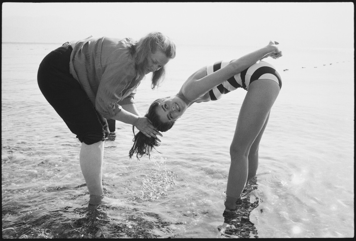 Тери Шилдс поправляет прическу своей дочери Брук Шилдс перед следующей сценой фильма «Сахара», Израиль, 1983 г. «За кулисами». Фотограф Мэри Эллен Марк