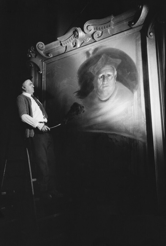 Феллини ретуширует картину для сцены в Гранд-отеле. Амаркорд, Рим, Италия, 1970 г. «За кулисами». Фотограф Мэри Эллен Марк