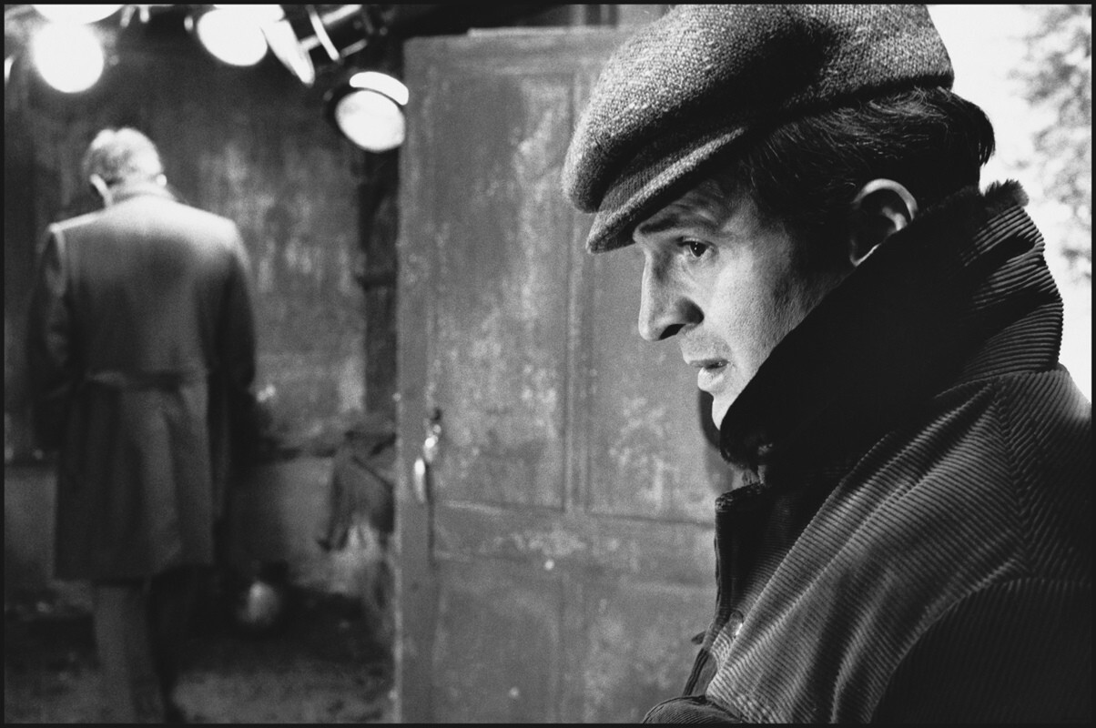 Франсуа Трюффо перед осветительной установкой на съемках фильма «Замерзшая хижина Луи и Марион». Гренобль, Франция, 1969 год. «За кулисами». Фотограф Мэри Эллен Марк