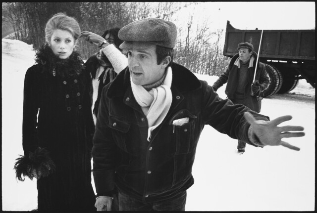 Франсуа Трюффо ставит напряженную сцену, пока Денев готовится к съемкам. «Русалка из Миссисипи», Гренобль, Франция, 1969 год. «За кулисами». Фотограф Мэри Эллен Марк