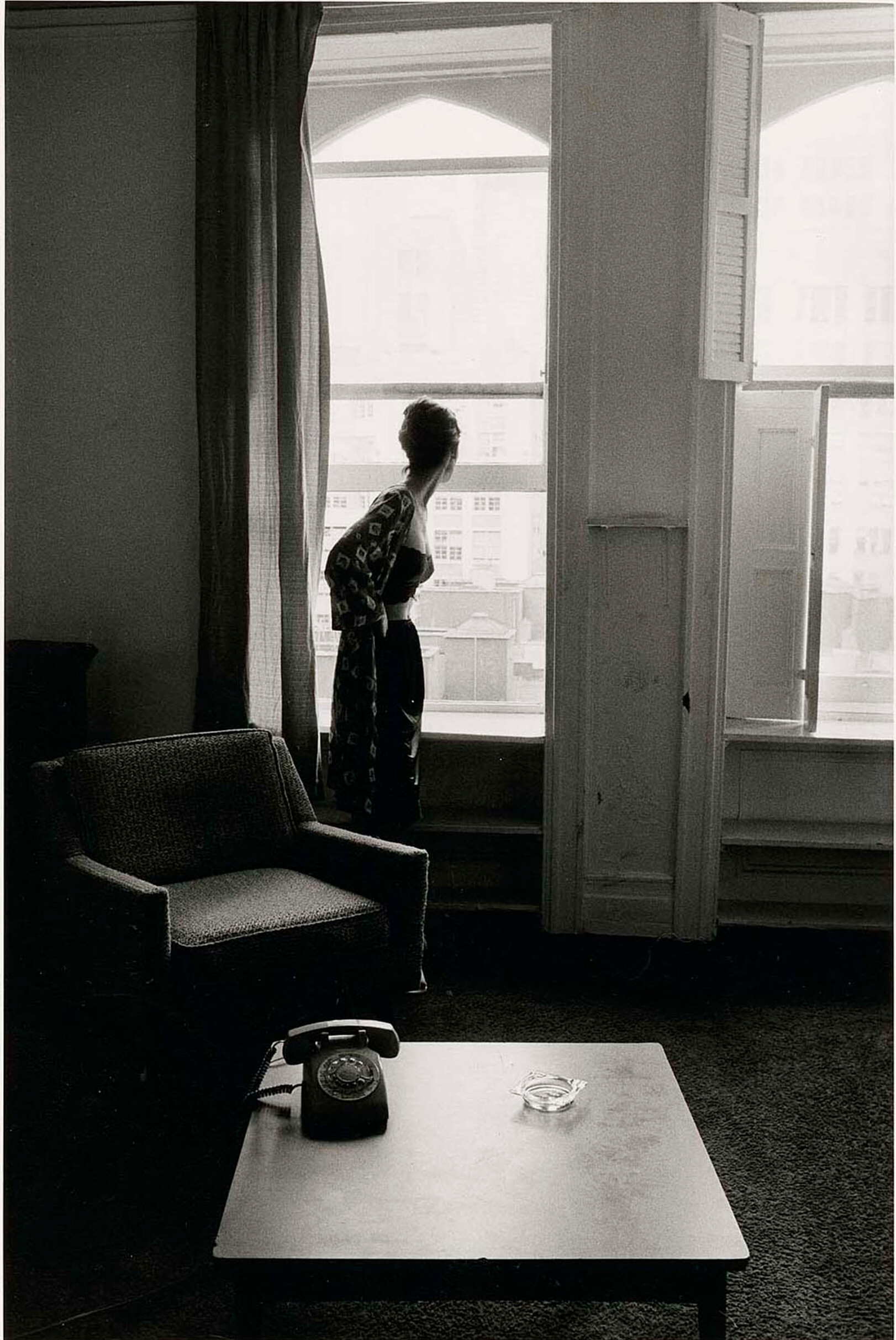 Женщина в нижнем белье и халате смотрит в окно, 1986 г. Фотограф Дэвид Сайднер