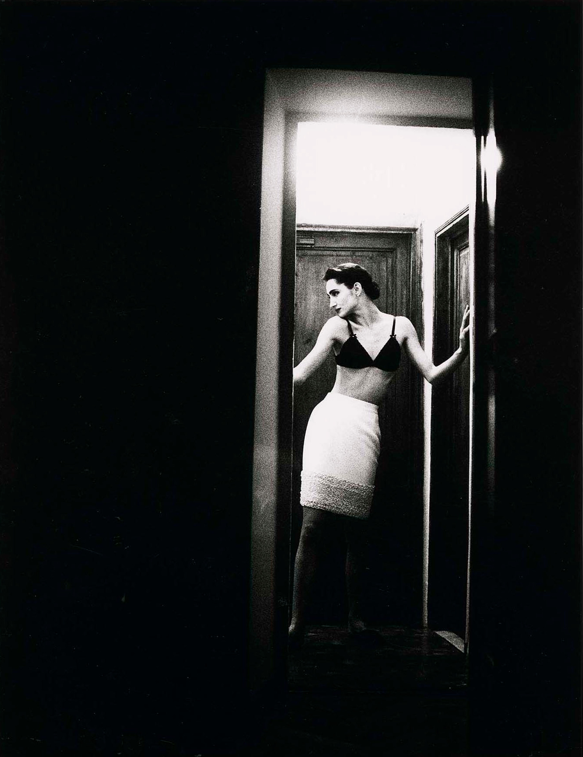 Женщина в нижнем белье стоит в коридоре, 1986 г. Фотограф Дэвид Сайднер