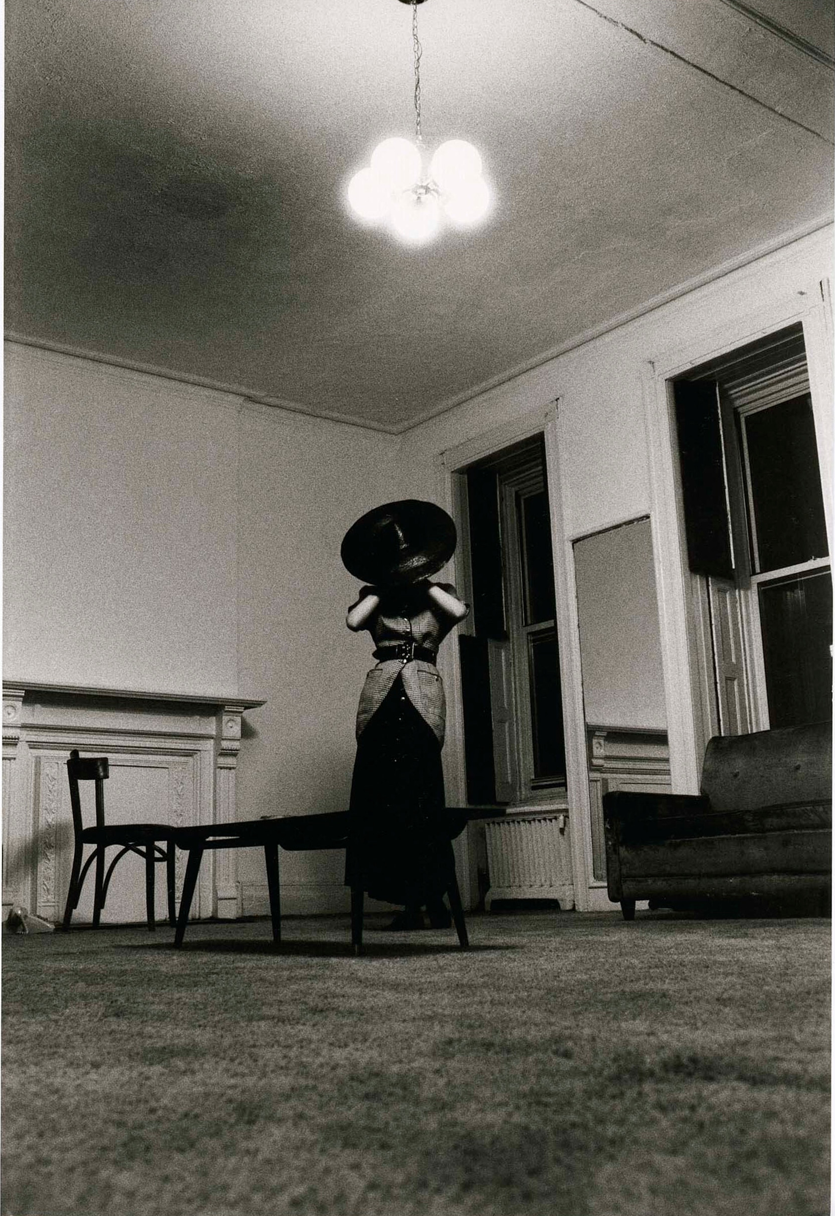 Женщина в шляпе, скрывающей лицо, 1986 г. Фотограф Дэвид Сайднер