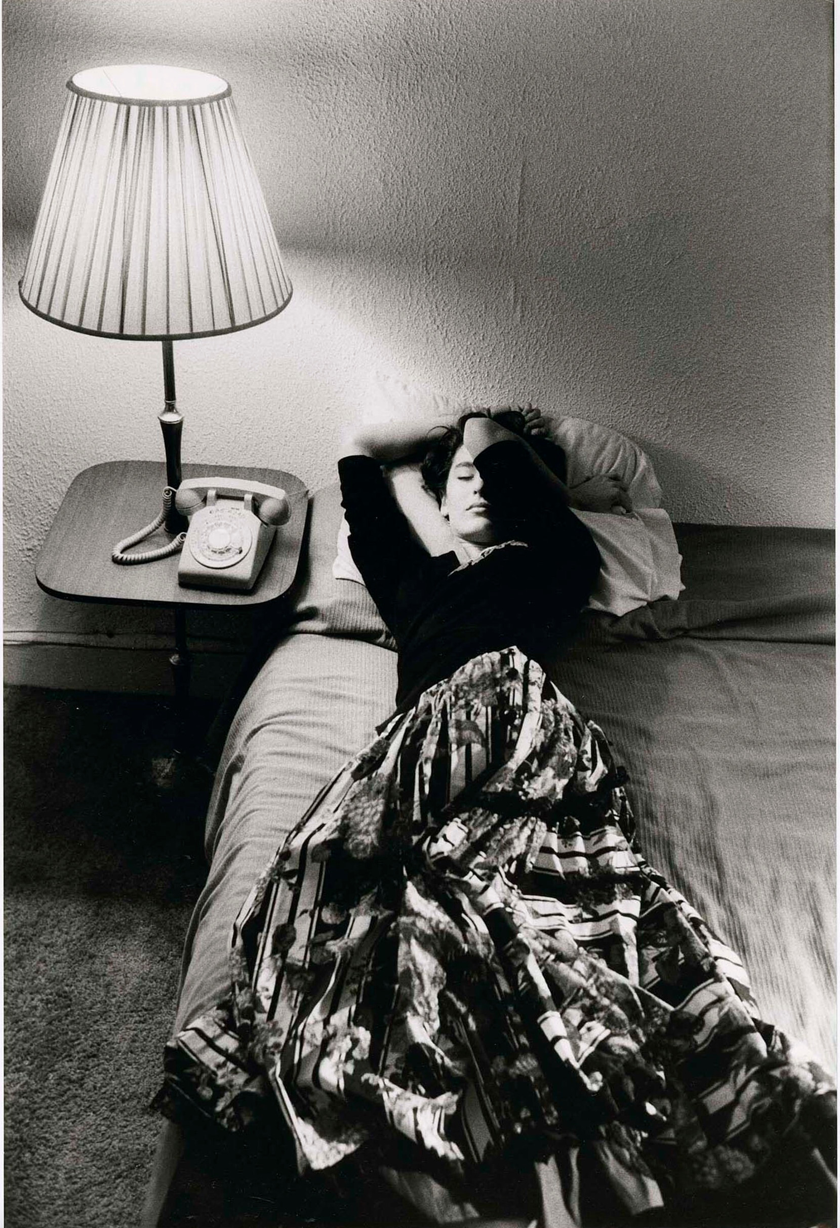 Женщина лежит на кровати с руками за головой, 1986 г. Фотограф Дэвид Сайднер