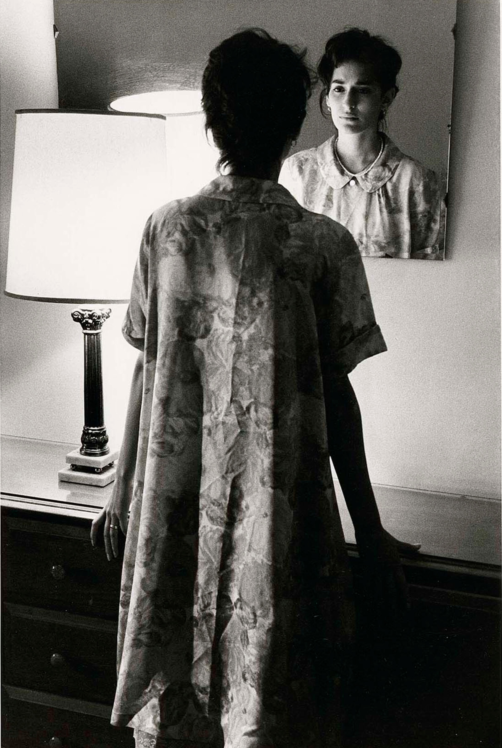 Женщина опирается на комод и смотрит в зеркало, 1986 г. Фотограф Дэвид Сайднер