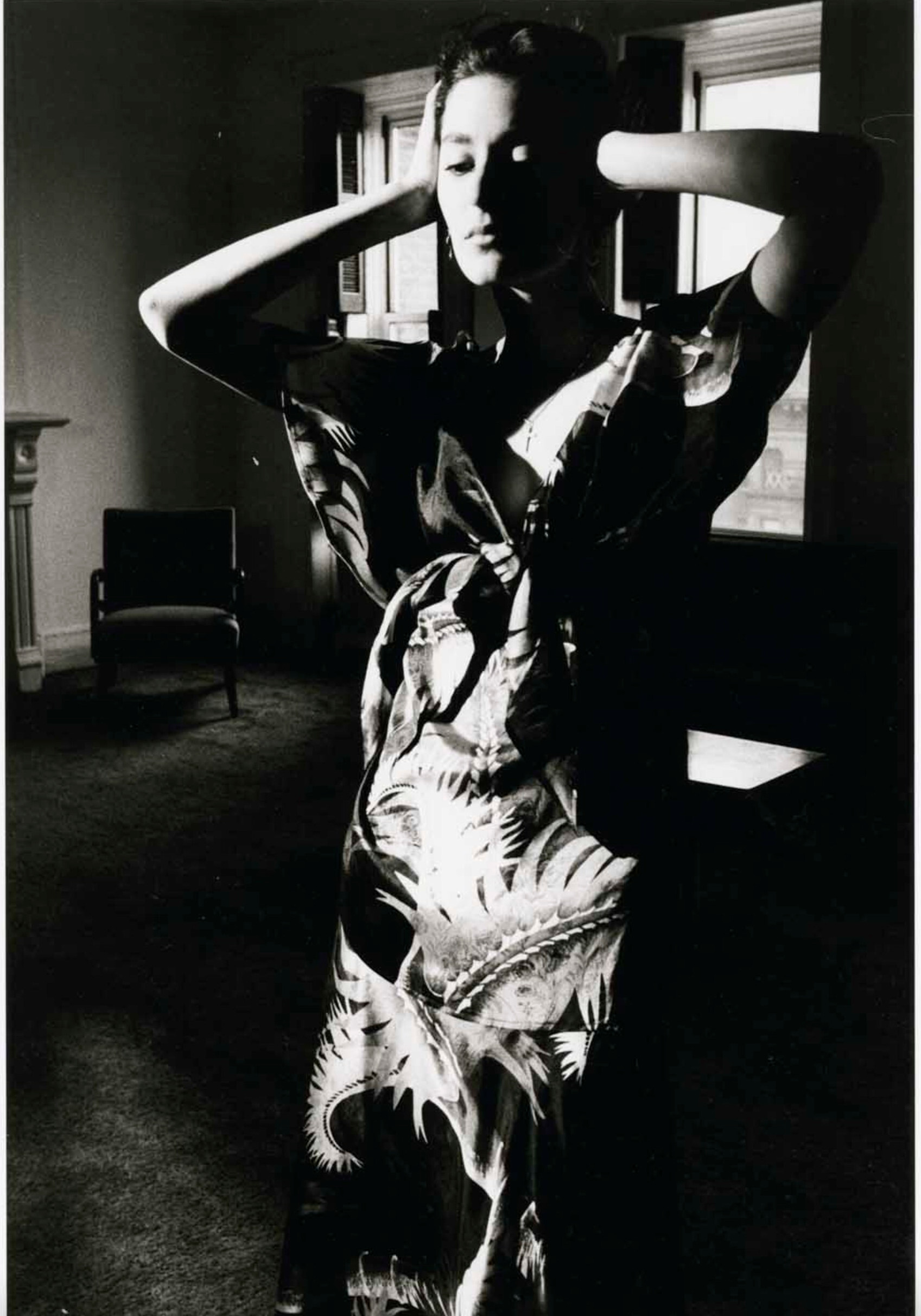Женщина с руками, закрывающими уши, 1986 г. Фотограф Дэвид Сайднер