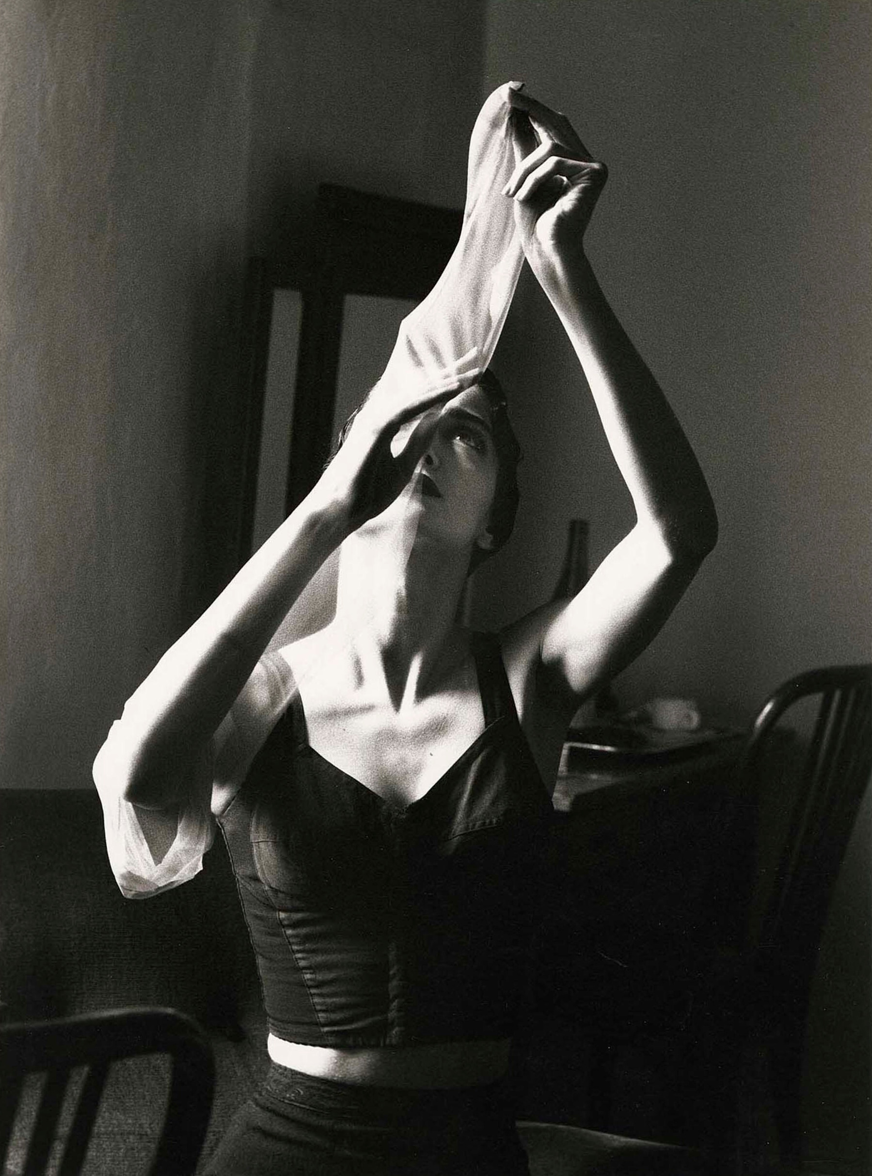 Женщина с чулком на руке, 1986 г. Фотограф Дэвид Сайднер