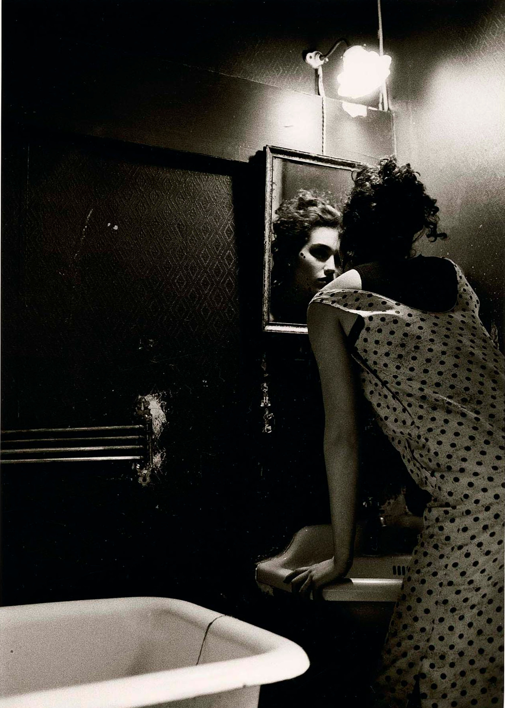 Женщина смотрит в зеркало, 1986 г. Фотограф Дэвид Сайднер