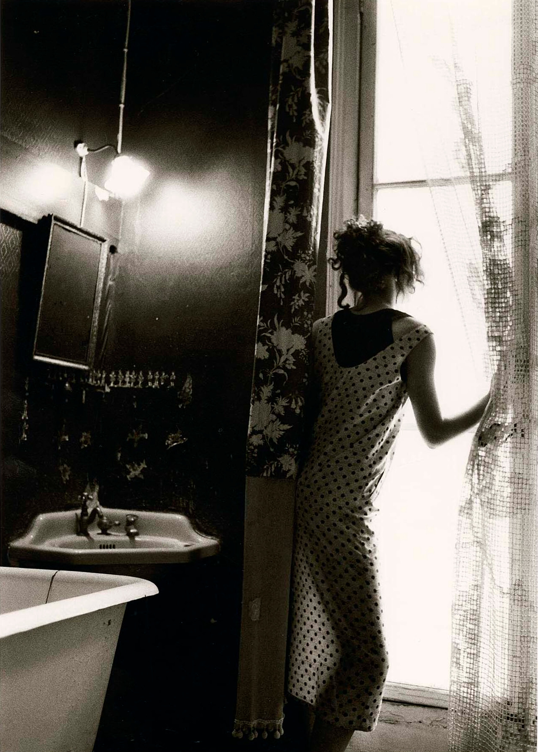 Женщина смотрит в окно в ванной, 1986 г. Фотограф Дэвид Сайднер
