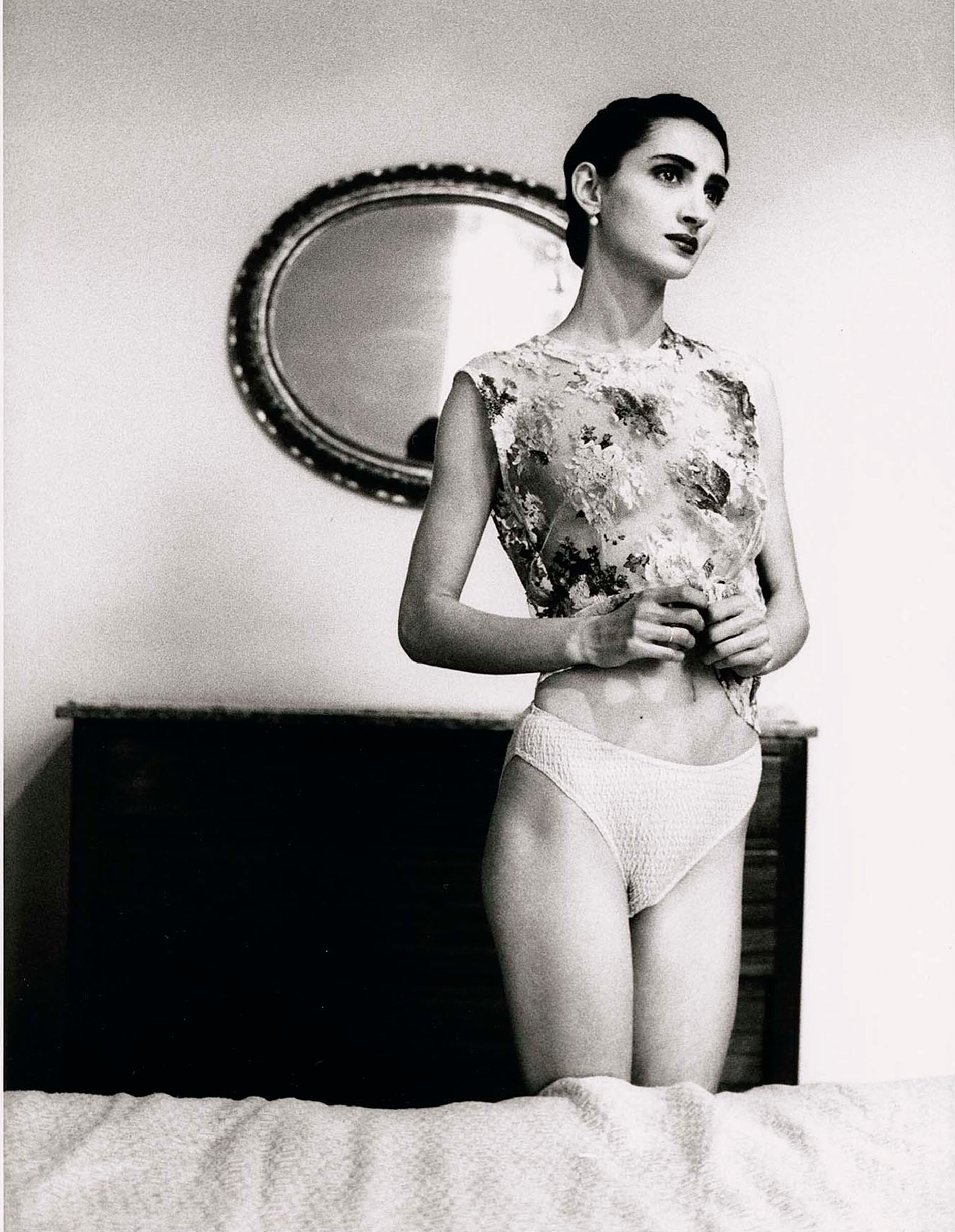 Женщина стоит за кроватью, 1986 г. Фотограф Дэвид Сайднер
