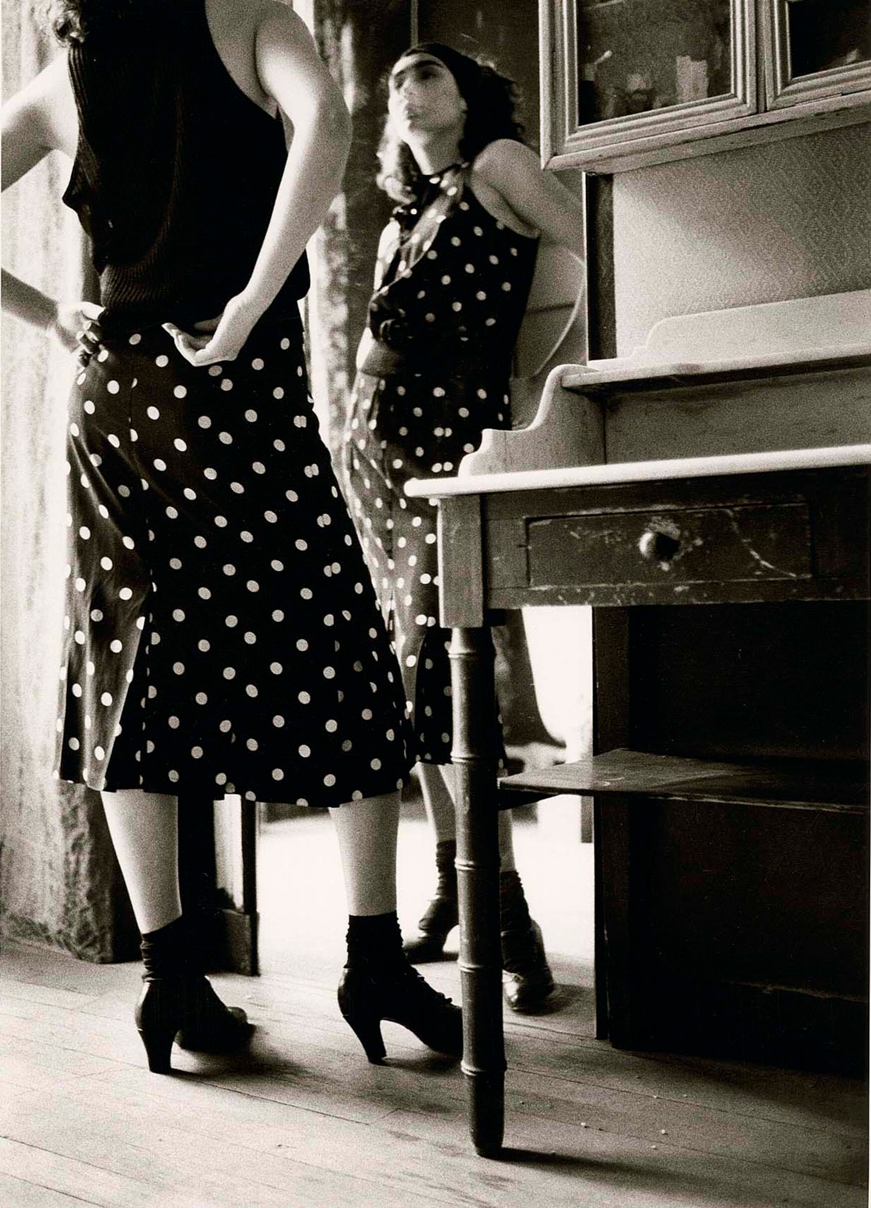 Женщина стоит перед зеркалом, 1986 г. Фотограф Дэвид Сайднер
