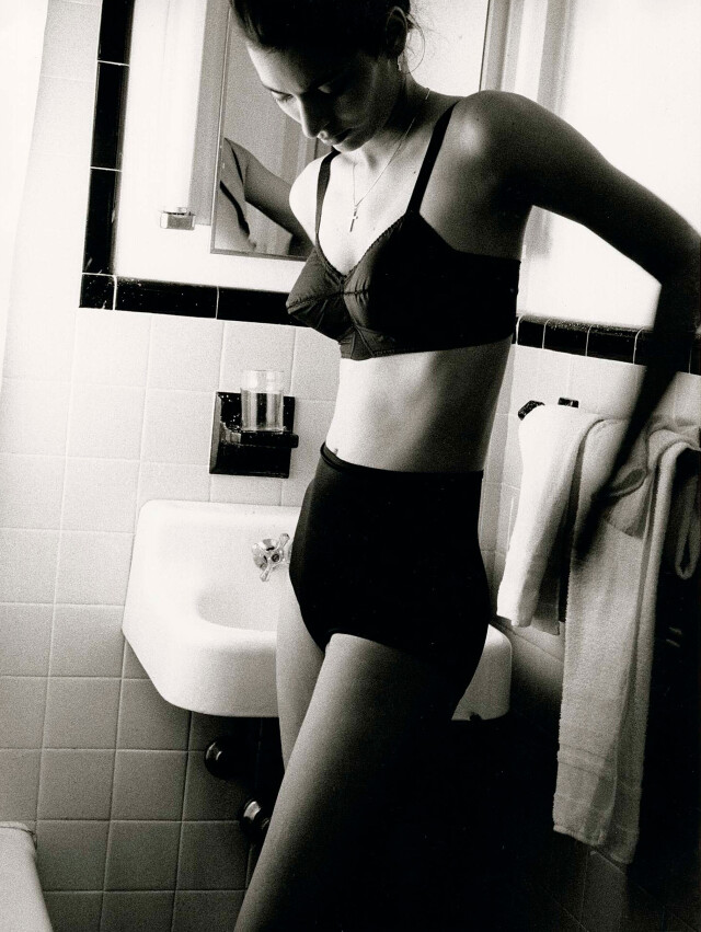 Женщина в нижнем белье в ванной, 1986 г. Фотограф Дэвид Сайднер