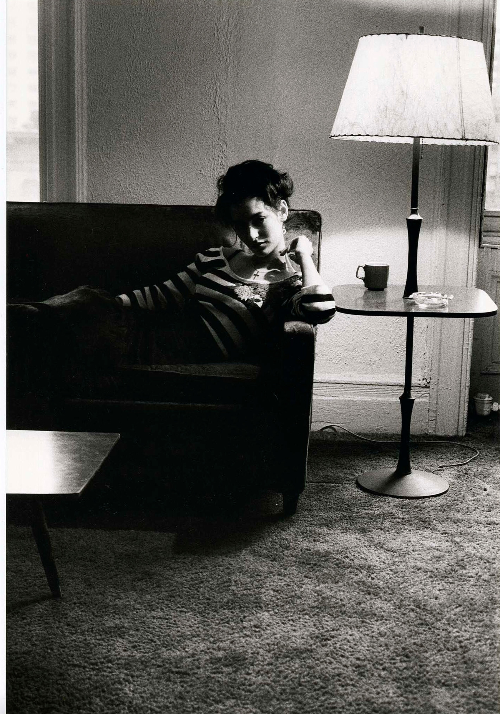Женщина лежит на диване, 1986 г. Фотограф Дэвид Сайднер