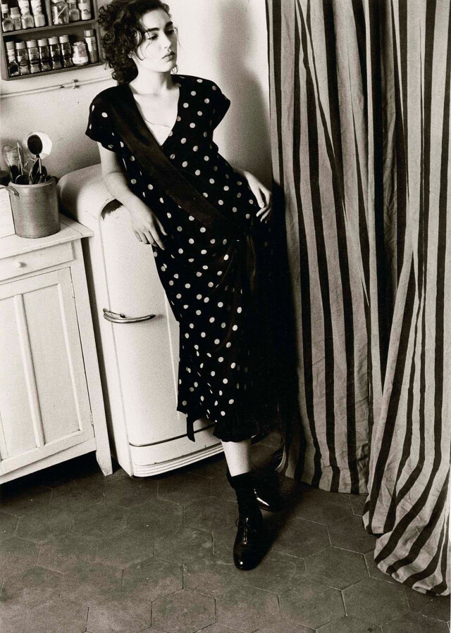 Женщина опирается на холодильник, 1990 г. Фотограф Дэвид Сайднер