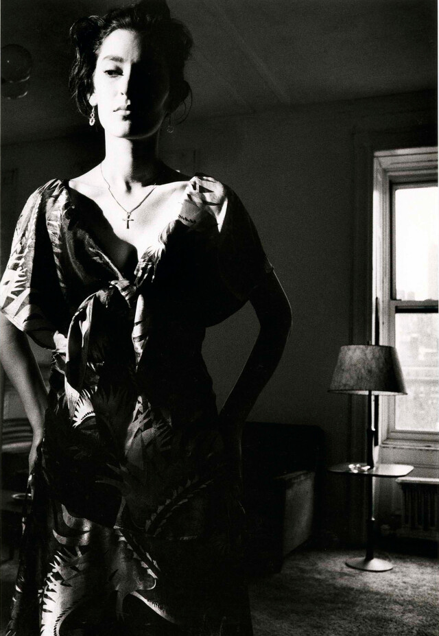 Женщина стоит в комнате, 1986 г. Фотограф Дэвид Сайднер