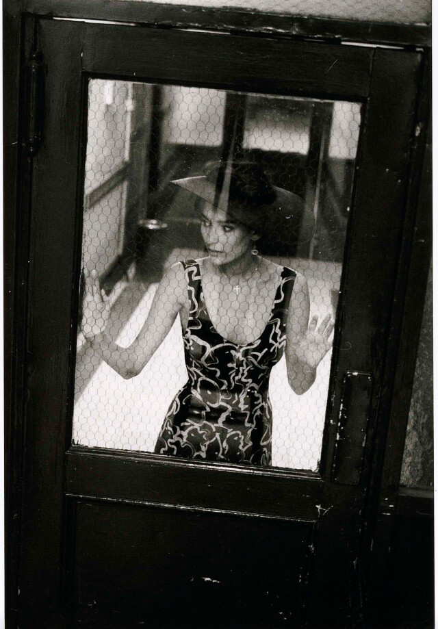 Женщина стоит за дверью, 1986 г. Фотограф Дэвид Сайднер
