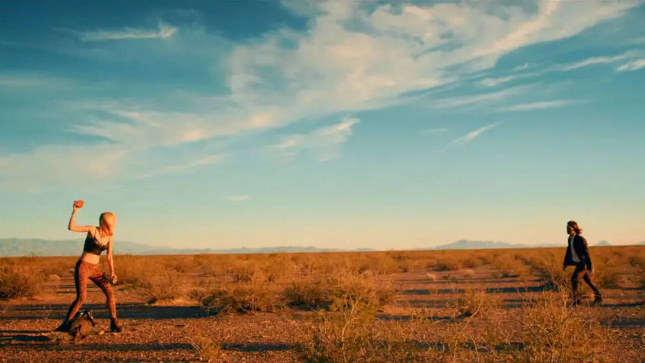 От этого песок становится красным (It Stains the Sands Red, 2016) — «Зомби шагает за тобой»