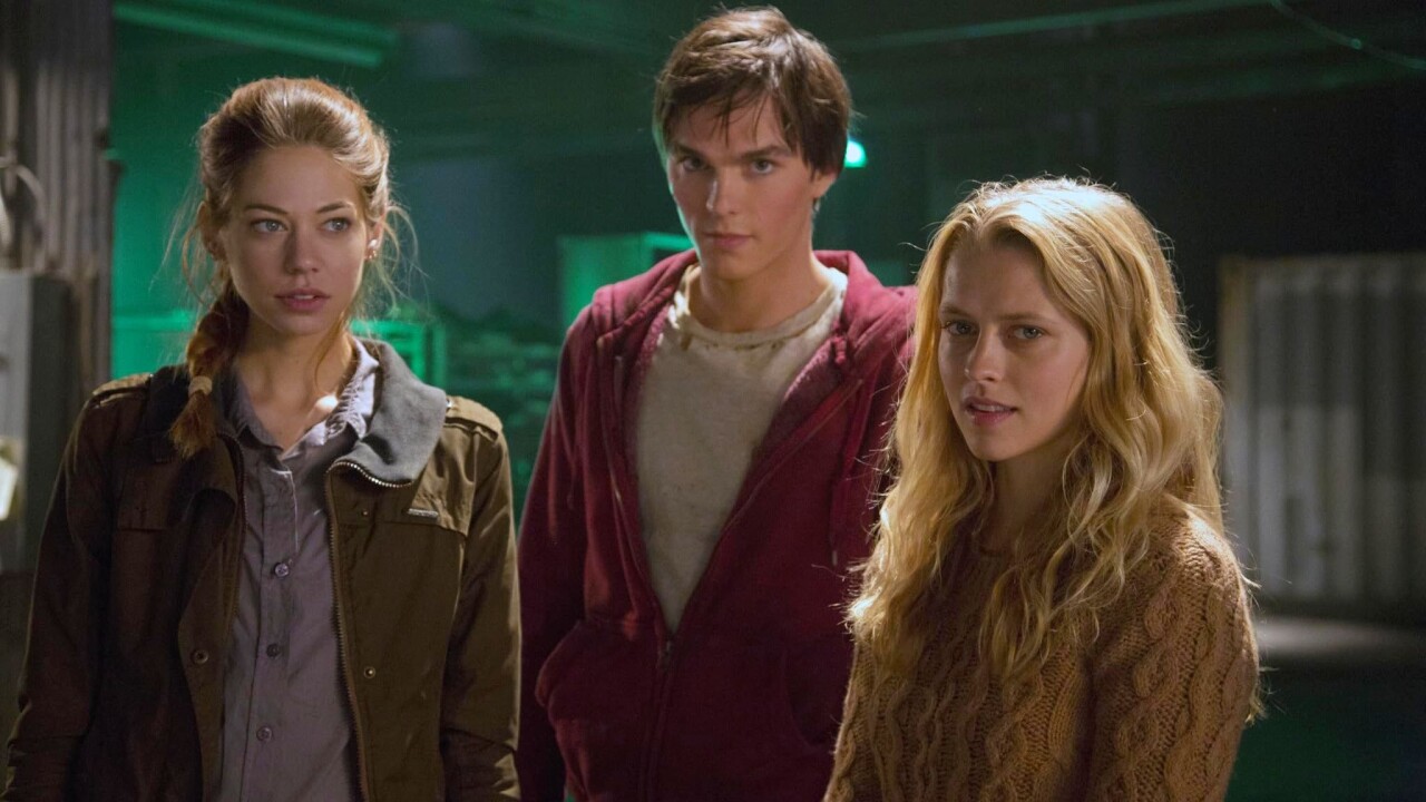 Тепло наших тел (Warm Bodies, 2013) — «Он всё ещё мёртв, но сердце снова бьётся»