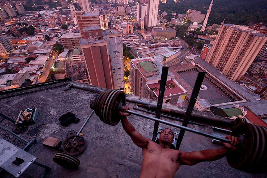 Башня Давида в Каракасе - трущобы в небоскрёбе-9