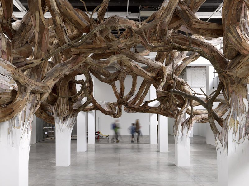 Деревянные метаморфозы в инсталляциях Энрике Оливейра